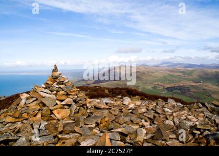 Blick auf die Snowdon Range vom Gipfel des Tre'r Ceiri, Yr Eifl Mountains, Lleyn Peninsula, Gwynedd, Nordwales. Stockfoto