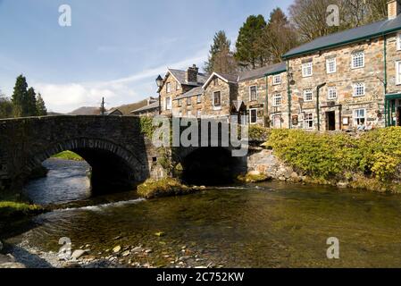 Prince Llewelyn Hotel and Bridge Spanning River Colwyn, Beddgelert, Snowdonia, Gwynedd, North Wales. Stockfoto