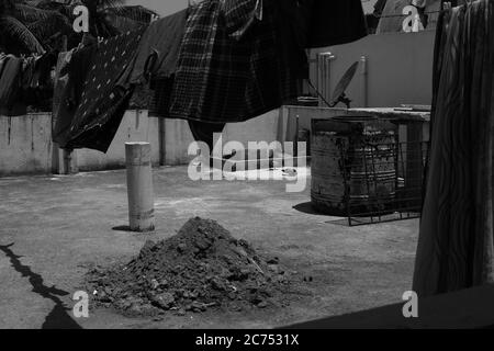 Ein schwarz-weißes Bild von Kleidung, die trocken in einer Wäscheleine hängt Stockfoto