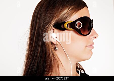 Eine junge Frau mit iPod Kopfhörer. (CTK Foto/Josef Horazny, Martin Sterba) Stockfoto