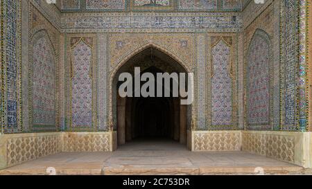 Shiraz, Iran - 2019. Mai: Der Eingang des Gebetshauses in der Vakil Moschee, Shabestan. Vakil bedeutet Regent, Titel von Karim Khan, Gründer der Zand-Dynastie. Stockfoto