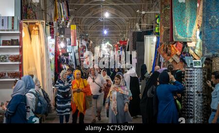 Isfahan, Iran - Mai 2019: Großer Basar von Isfahan, auch bekannt als Bazar Bozorg mit Touristen und Einheimischen einkaufen, historischen Markt Stockfoto