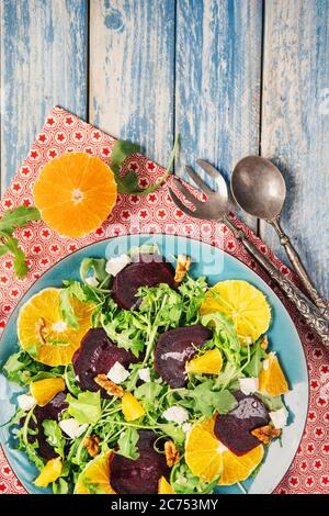 Frischer Salat mit Rote Bete, Orange und Rucola. Vitaminreiche und gesunde Lebensmittel. Leichte Ernährung für den Urlaub. Vegetarische Ernährung Stockfoto