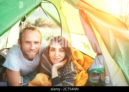 Portrait des Ehepaares treffen sich am Morgen im grünen Zelt. Lächelnde Menschen Konzeptfoto. Stockfoto