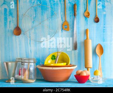 Küchenutensilien und Zutaten zum Backen Stockfoto