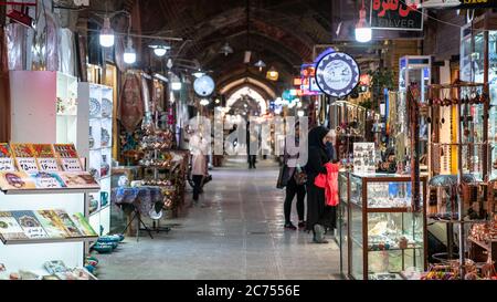 Isfahan, Iran - Mai 2019: Großer Basar von Isfahan, auch bekannt als Bazar Bozorg mit Touristen und Einheimischen einkaufen, historischen Markt Stockfoto