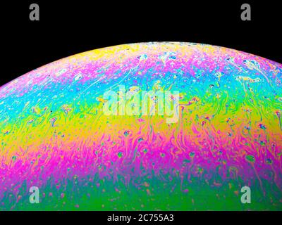 Coloful Regenbogen Seifenblasen auf schwarzem Hintergrund isoliert mit Clipping Pfad. Makroaufnahme für Design Stockfoto