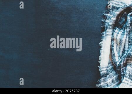 Warme Gewebe Schwarz, Weiß und Grau Decke über schwarzem Holz Hintergrund zerknittert. Von oben Draufsicht mit Platz für Text für Hintergrund gedreht. Stockfoto