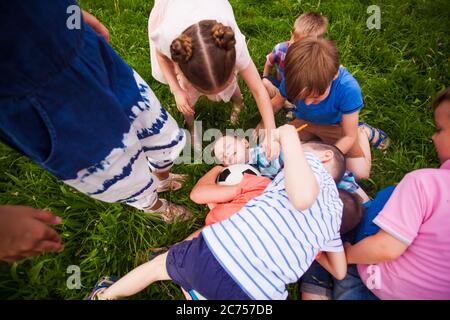 Fun Ballspiele im Sommercamp Stockfoto