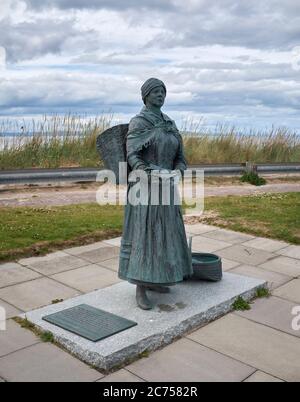 Von den Bildhauern Ginny Hutchinson und Charles Engebretson, die Bronzestatue der Nairn Fishwife, Annie Ralph, in Fishertown, Nairn Stockfoto