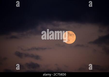 Mond Nahaufnahme zeigt die Details der Mondoberfläche. Stockfoto
