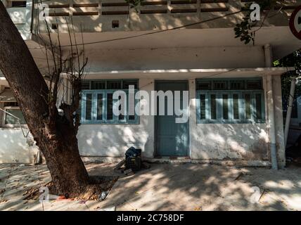 Pondicherry. Indien - Februar 2020: Schatten eines Baumes, der auf die Fassade eines alten französischen Hauses in der Stadt fällt. Stockfoto