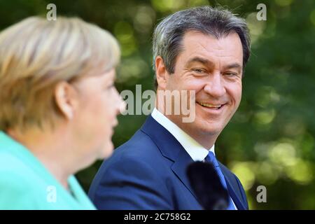 Markus SOEDER (Ministerpräsident von Bayern und CSU-Vorsitzender) und Bundeskanzlerin Angela MERKEL (CDU) bei der Pressekonferenz. Das Bayerische Kabinett trifft am 14. Juli 2020 auf Schloss Herrenchiemsee Bundeskanzlerin Merkel. Weltweit eingesetzt Stockfoto