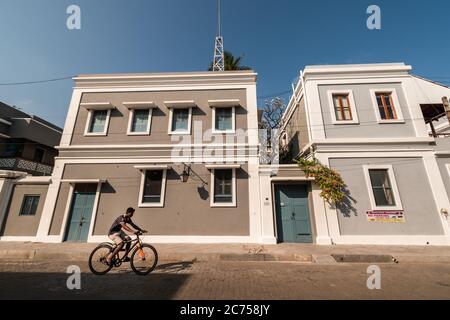 Pondicherry. Indien - Februar 2020: Alte französische Architektur mit grauen Wänden und rechteckigen Fenstern in den Straßen von Pondicherry an einem sonnigen Tag mit Stockfoto