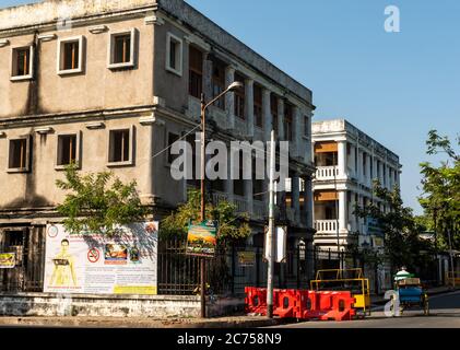 Pondicherry. Indien - Februar 2020: Alte französische Architektur auf den Straßen der Weißen Stadt. Stockfoto