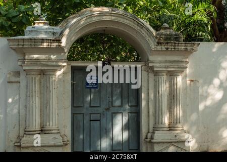 Pondicherry. Indien - Februar 2020: Gewölbtes Tor eines alten französischen Hauses in der Altstadt von Pondicherry. Stockfoto