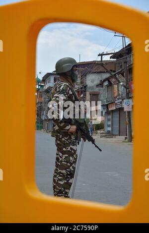 Srinagar, Indien. Juli 2020. Die Sperre wurde in der Sommerhauptstadt Jammu und Kaschmir nach dem massiven Anstieg der Fälle von tödlichen neuartigen Coronavirus im Tal wieder eingeführt. Derzeit ist Srinagar der Hotspot von COVID19 im Kaschmir-Tal. (Foto von Musaib Mushtaq/Pacific Press) Quelle: Pacific Press Agency/Alamy Live News Stockfoto