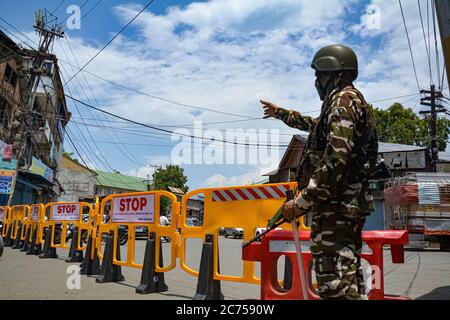 Srinagar, Indien. Juli 2020. Die Sperre wurde in der Sommerhauptstadt Jammu und Kaschmir nach dem massiven Anstieg der Fälle von tödlichen neuartigen Coronavirus im Tal wieder eingeführt. Derzeit ist Srinagar der Hotspot von COVID19 im Kaschmir-Tal. (Foto von Musaib Mushtaq/Pacific Press) Quelle: Pacific Press Agency/Alamy Live News Stockfoto