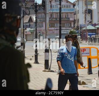 Srinagar, Indien. Juli 2020. Die Sperre wurde in der Sommerhauptstadt Jammu und Kaschmir nach dem massiven Anstieg der Fälle von tödlichen neuartigen Coronavirus im Tal wieder eingeführt. Derzeit ist Srinagar der Hotspot von COVID19 im Kaschmir-Tal. (Foto von Musaib Mushtaq/Pacific Press) Quelle: Pacific Press Agency/Alamy Live News Stockfoto