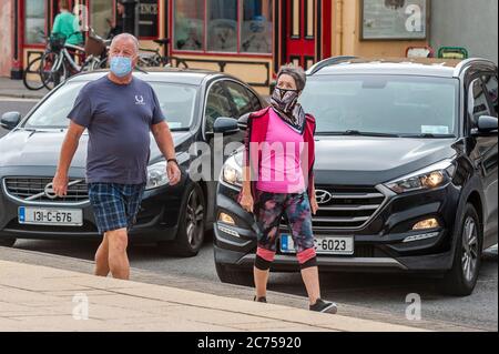 Bantry, West Cork, Irland. Juli 2020. In Bantry tragen die Menschen Gesichtsmasken, um sich gegen Covid-19 zu schützen. Quelle: AG News/Alamy Live News Stockfoto