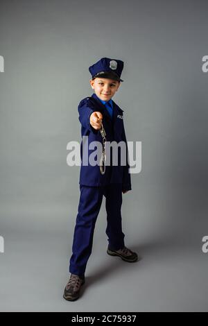 Der kleine Polizist steht Wache über dem Gesetz Stockfoto