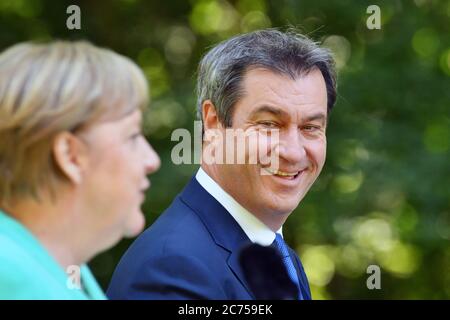 Markus SOEDER (Ministerpräsident von Bayern und CSU-Vorsitzender) und Bundeskanzlerin Angela MERKEL (CDU) bei der Pressekonferenz. Das Bayerische Kabinett trifft am 14. Juli 2020 auf Schloss Herrenchiemsee Bundeskanzlerin Merkel. Weltweit eingesetzt Stockfoto