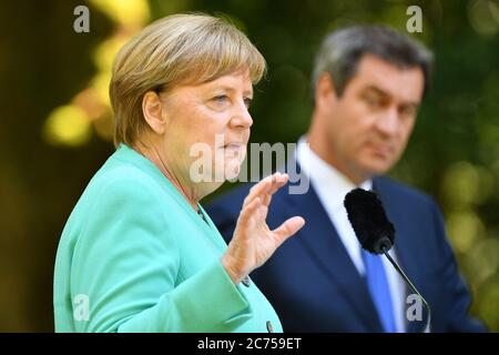 Markus SOEDER (Ministerpräsident von Bayern und CSU-Vorsitzender) und Bundeskanzlerin Angela MERKEL (CDU) bei der Pressekonferenz. Das Bayerische Kabinett trifft am 14. Juli 2020 auf Schloss Herrenchiemsee Bundeskanzlerin Merkel. Weltweit eingesetzt Stockfoto