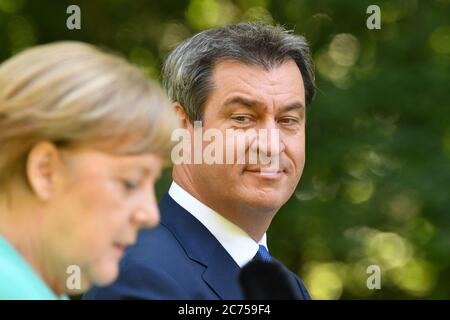 Markus SOEDER (Ministerpräsident von Bayern und CSU-Vorsitzender) und Bundeskanzlerin Angela MERKEL (CDU) bei der Pressekonferenz. Das Bayerische Kabinett trifft am 14. Juli 2020 auf Schloss Herrenchiemsee Bundeskanzlerin Merkel. Weltweit eingesetzt Stockfoto