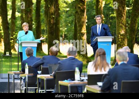 Markus SOEDER (Ministerpräsident von Bayern und CSU-Vorsitzender) und Bundeskanzlerin Angela MERKEL (CDU) bei der Pressekonferenz. Das Bayerische Kabinett trifft am 14. Juli 2020 auf Schloss Herrenchiemsee Bundeskanzlerin Merkel. Weltweit eingesetzt Stockfoto