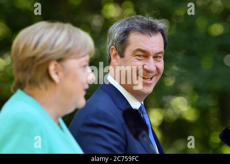 Markus SOEDER (Ministerpräsident von Bayern und CSU-Vorsitzender) und Bundeskanzlerin Angela MERKEL (CDU) bei der Pressekonferenz. Das Bayerische Kabinett trifft am 14. Juli 2020 auf Schloss Herrenchiemsee Bundeskanzlerin Merkel. Weltweit eingesetzt Stockfoto