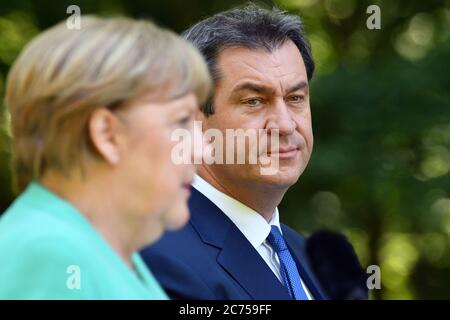 Markus SOEDER (Ministerpräsident von Bayern und CSU-Vorsitzender) und Bundeskanzlerin Angela MERKEL (CDU) bei der Pressekonferenz. Das Bayerische Kabinett trifft am 14. Juli 2020 auf Schloss Herrenchiemsee Bundeskanzlerin Merkel. Weltweit eingesetzt Stockfoto