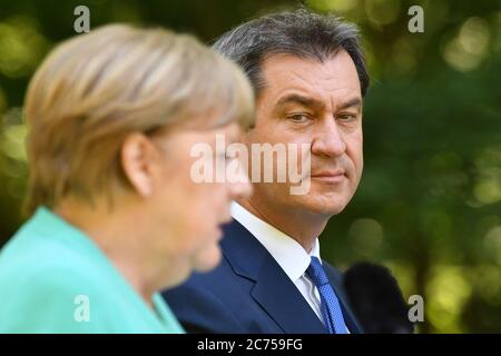 Markus SOEDER (Ministerpräsident von Bayern und CSU-Vorsitzender) und Bundeskanzlerin Angela MERKEL (CDU) bei der Pressekonferenz. Das Bayerische Kabinett trifft am 14. Juli 2020 auf Schloss Herrenchiemsee Bundeskanzlerin Merkel. Weltweit eingesetzt Stockfoto