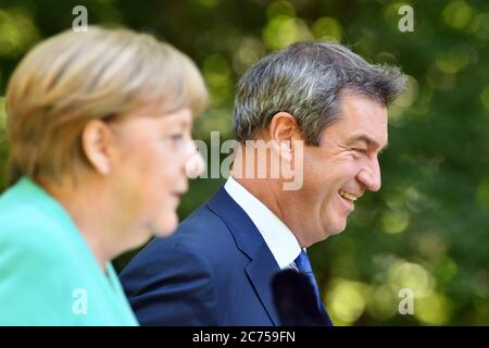 Markus SOEDER (Ministerpräsident von Bayern und CSU-Vorsitzender) und Bundeskanzlerin Angela MERKEL (CDU) bei der Pressekonferenz. Das Bayerische Kabinett trifft am 14. Juli 2020 auf Schloss Herrenchiemsee Bundeskanzlerin Merkel. Weltweit eingesetzt Stockfoto