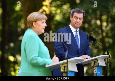 Markus SOEDER (Ministerpräsident von Bayern und CSU-Vorsitzender) und Bundeskanzlerin Angela MERKEL (CDU) bei der Pressekonferenz. Das Bayerische Kabinett trifft am 14. Juli 2020 auf Schloss Herrenchiemsee Bundeskanzlerin Merkel. Weltweit eingesetzt Stockfoto