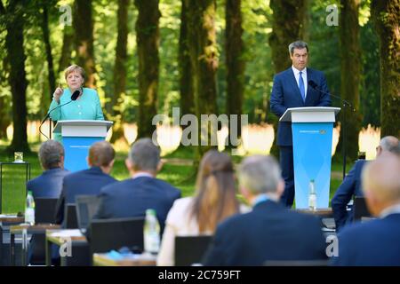 Markus SOEDER (Ministerpräsident von Bayern und CSU-Vorsitzender) und Bundeskanzlerin Angela MERKEL (CDU) bei der Pressekonferenz. Das Bayerische Kabinett trifft am 14. Juli 2020 auf Schloss Herrenchiemsee Bundeskanzlerin Merkel. Weltweit eingesetzt Stockfoto