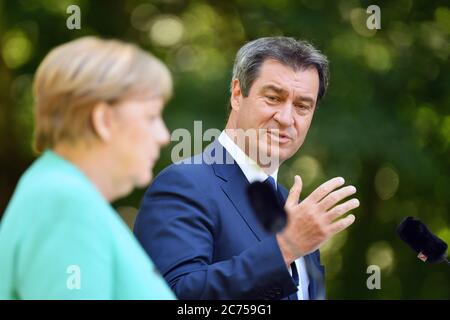 Markus SOEDER (Ministerpräsident von Bayern und CSU-Vorsitzender) und Bundeskanzlerin Angela MERKEL (CDU) bei der Pressekonferenz. Das Bayerische Kabinett trifft am 14. Juli 2020 auf Schloss Herrenchiemsee Bundeskanzlerin Merkel. Weltweit eingesetzt Stockfoto
