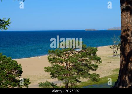 Blick auf den Strand auf der Insel Olchon nördlich von Khuzhir, mit einem großen, sumpfigen Puddle, der durch einen breiten Sandstreifen vom See getrennt ist Stockfoto