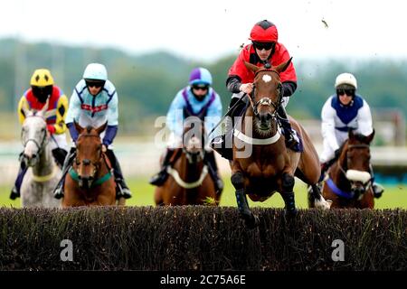 Perfect Grace, geritten von Jockey Brian Hughes (zweiter rechts), auf dem Weg, die signsolutions.org für Sponsoring Branding Novizen Hürde auf der Southwell Racecourse zu gewinnen. Stockfoto