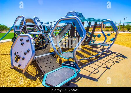 Kinder Kletterspielplatz Ausrüstung im kostenlosen öffentlichen Park Stockfoto