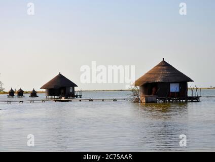 Schönes Wasser-Chalet, Les Collines de Niassam, Senegal Stockfoto