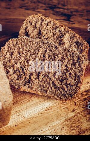 Geschnittenes Vollkornbrot, zu Hause gemacht Stockfoto