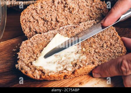 Geschnittenes Vollkornbrot, zu Hause gemacht Stockfoto