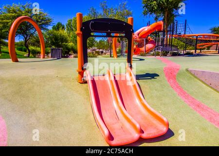 Kinderrutschen & Kletterkurs Spielgeräte im Freien Öffentlicher Park Stockfoto