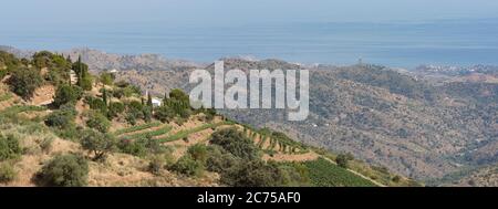 Landschaft mit Ackerland iInland aus malaga, Montes de Malaga, mit mediterranem Hintergrund. Andalusien Spanien. Stockfoto