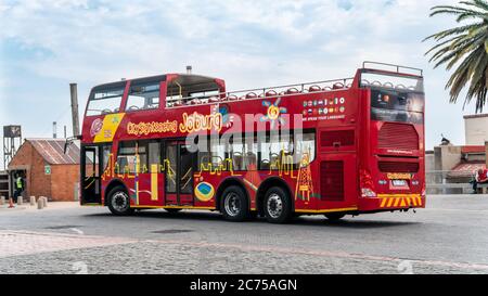 Johannesburg, Südafrika - Oktober 2019: Open top Sightseeing-Bus wartet auf Passagiere Stockfoto