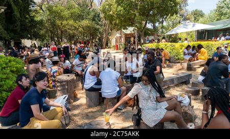 Johannesburg, Südafrika - Oktober 2019: Menschen essen und Geselligkeit auf Fourways Farmers Market Stockfoto