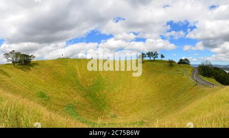 Wohlhabende Wohngebiete Mount Eden wird von einem vulkanischen Gipfel Maungawau dominiert, mit Wander- und Joggingwegen, die zu einem Blick über die stadt auckland führen. Stockfoto