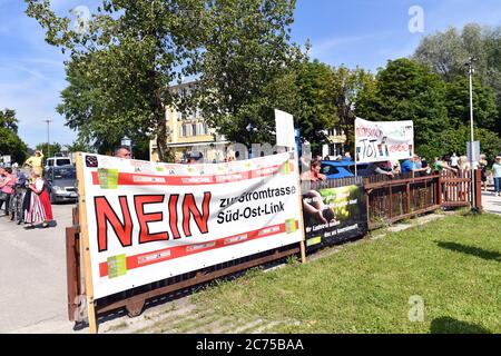 Prien, Deutschland. Juli 2020. Proteste mit Transparenten, Transparenten in Prien. Das Bayerische Kabinett trifft am 14. Juli 2020 auf Schloss Herrenchiemsee Bundeskanzlerin Merkel. Quelle: dpa/Alamy Live News Stockfoto