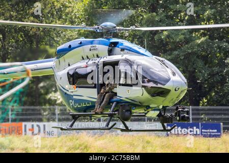 Oppenau, Deutschland. Juli 2020. Ein Polizeihubschrauber landet in der Nähe der Gemeinde Oppenau auf einem Sportplatz, der als Treffpunkt für die Polizei dient. Quelle: Philipp von Ditfurth/dpa/Alamy Live News Stockfoto