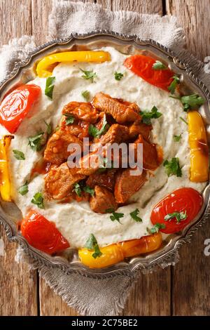 Alinazik oder Ali Nazik Kebab ist eine köstliche Verbindung von Char-gegrillten geräucherten Auberginen Püree mit Joghurt gemischt und mit zarten Lammeintopf aus der Nähe gekrönt Stockfoto